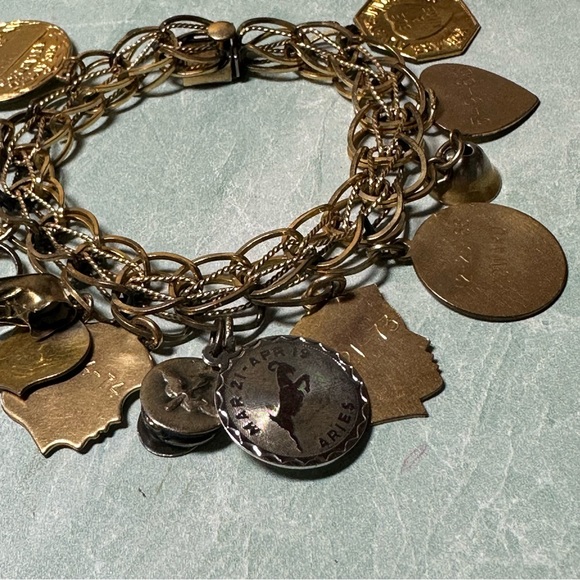 vintage JB Co. gold filled charm bracelet including 13 charms - Picture 4 of 6